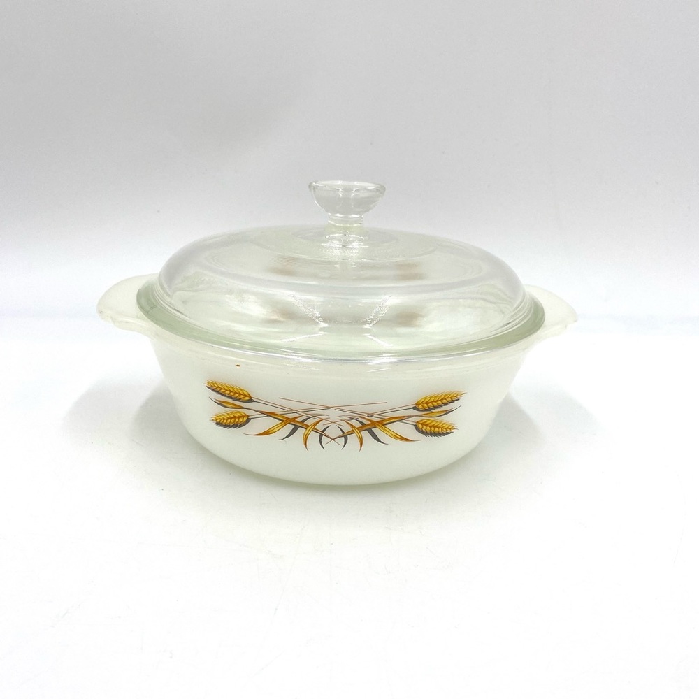 Vintage Anchor Hocking Fire King
Wheat 1 Qt Round Casserole Dish